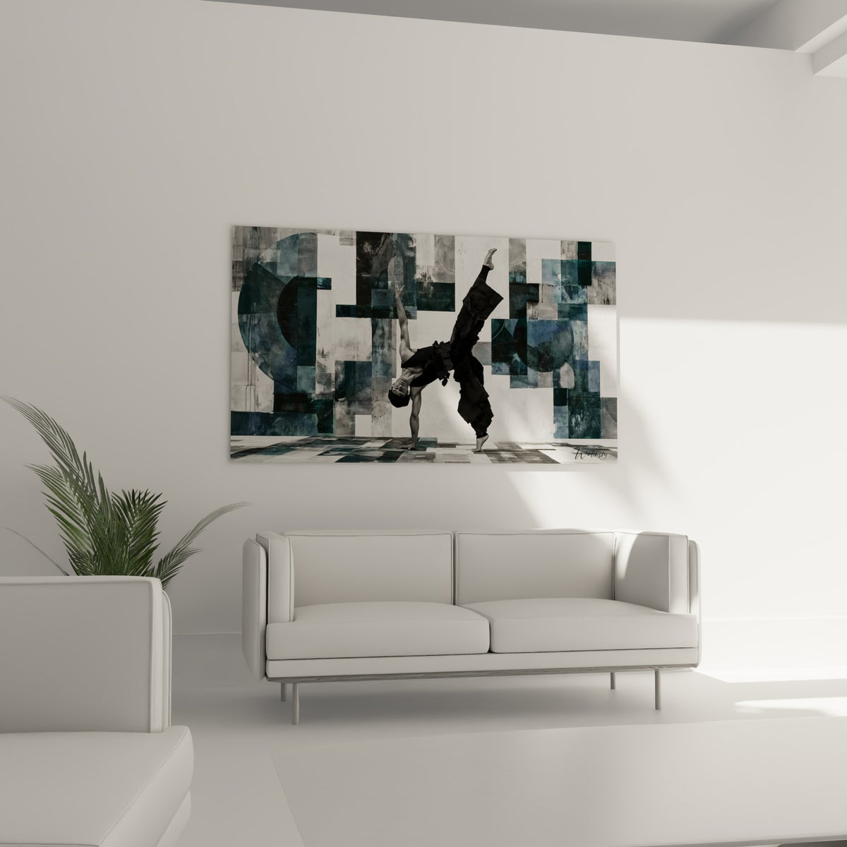 Figure breakdance suspendue en noir et bleu ardoise, au-dessus d'un canapé dans un salon lumineux