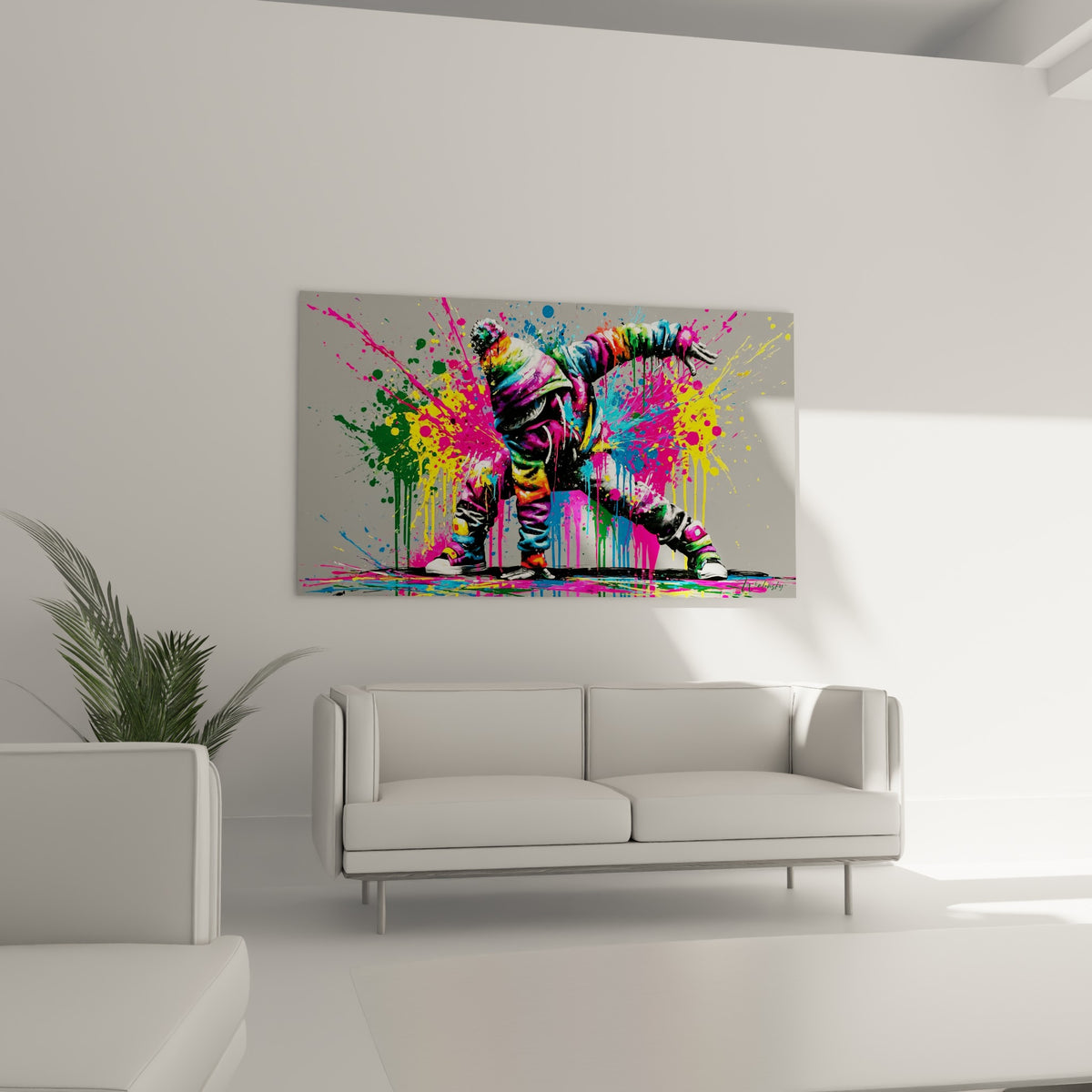 Silhouette Breakdance en mouvement, touches orange et violet, au-dessus d'un canapé dans un salon lumineux