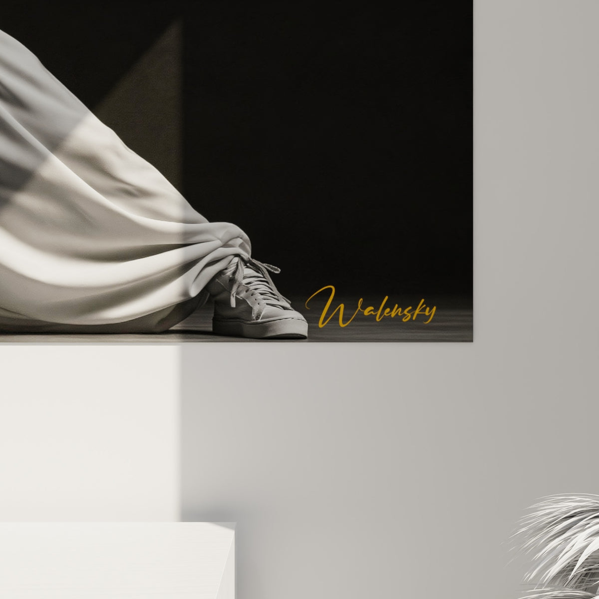 Grain de la toile révélant les reliefs musculaires blancs et noirs du tableau Breakdance accroché au mur