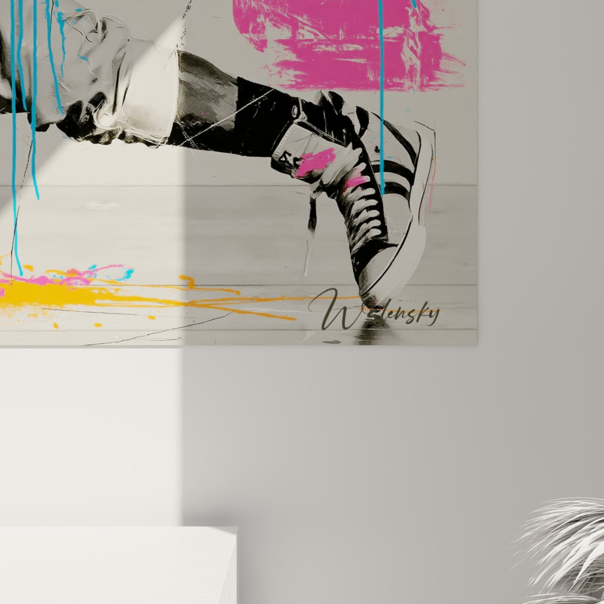 Empâtements de peinture rose fuchsia et bleu ciel qui coulent sur la toile breakdance, grain photographique visible en surface