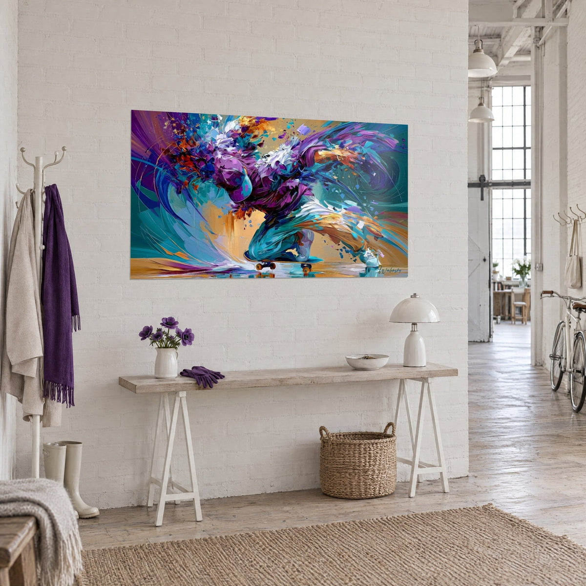 Schilderij van een stedelijke silhouet in draaiing, violette en turquoise spatelstreken, okerkleurige reflecties, op de witte muur van het kunstenaarsloft