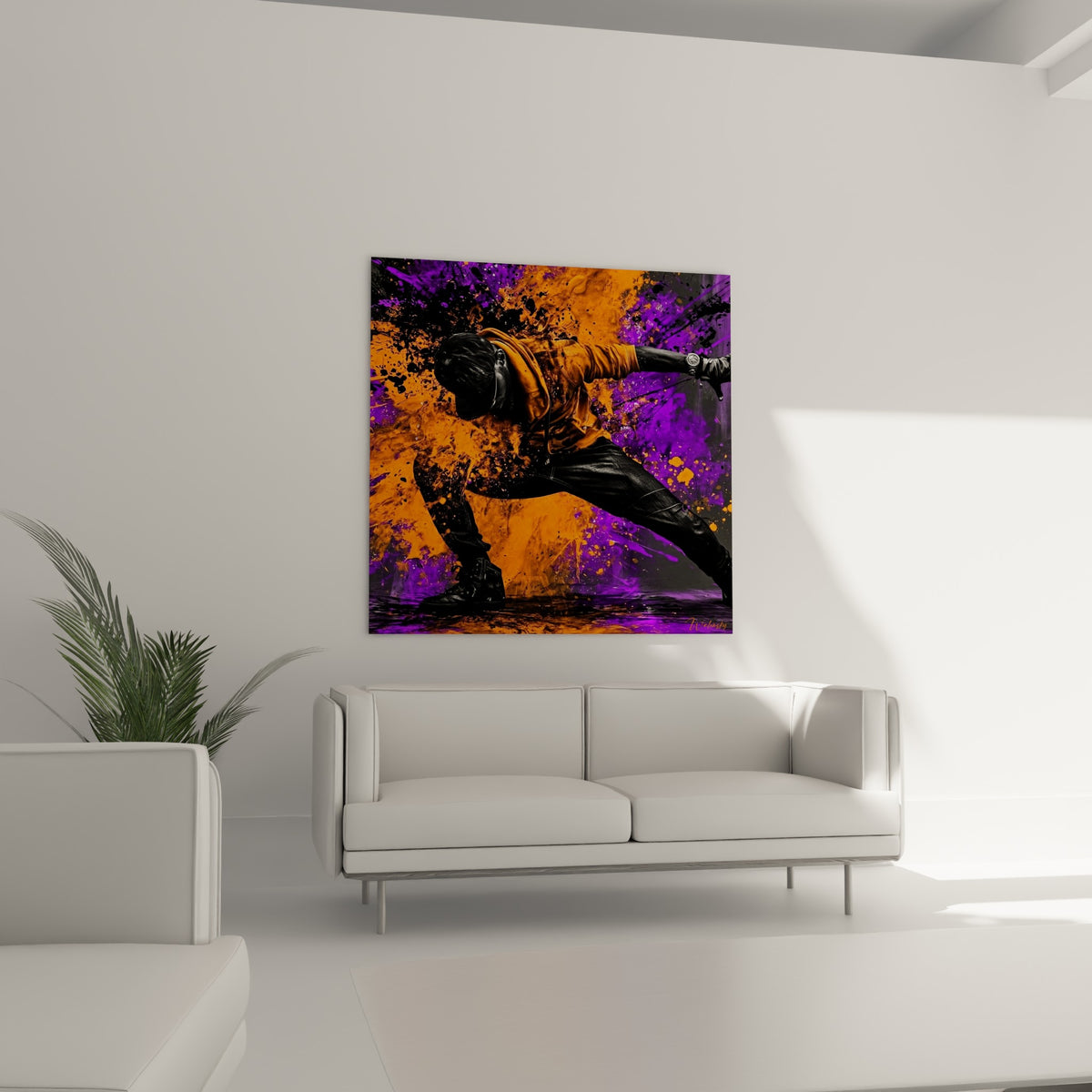 Mouvement urbain aux teintes orange vif et violet intense au-dessus d'un canapé dans un salon lumineux