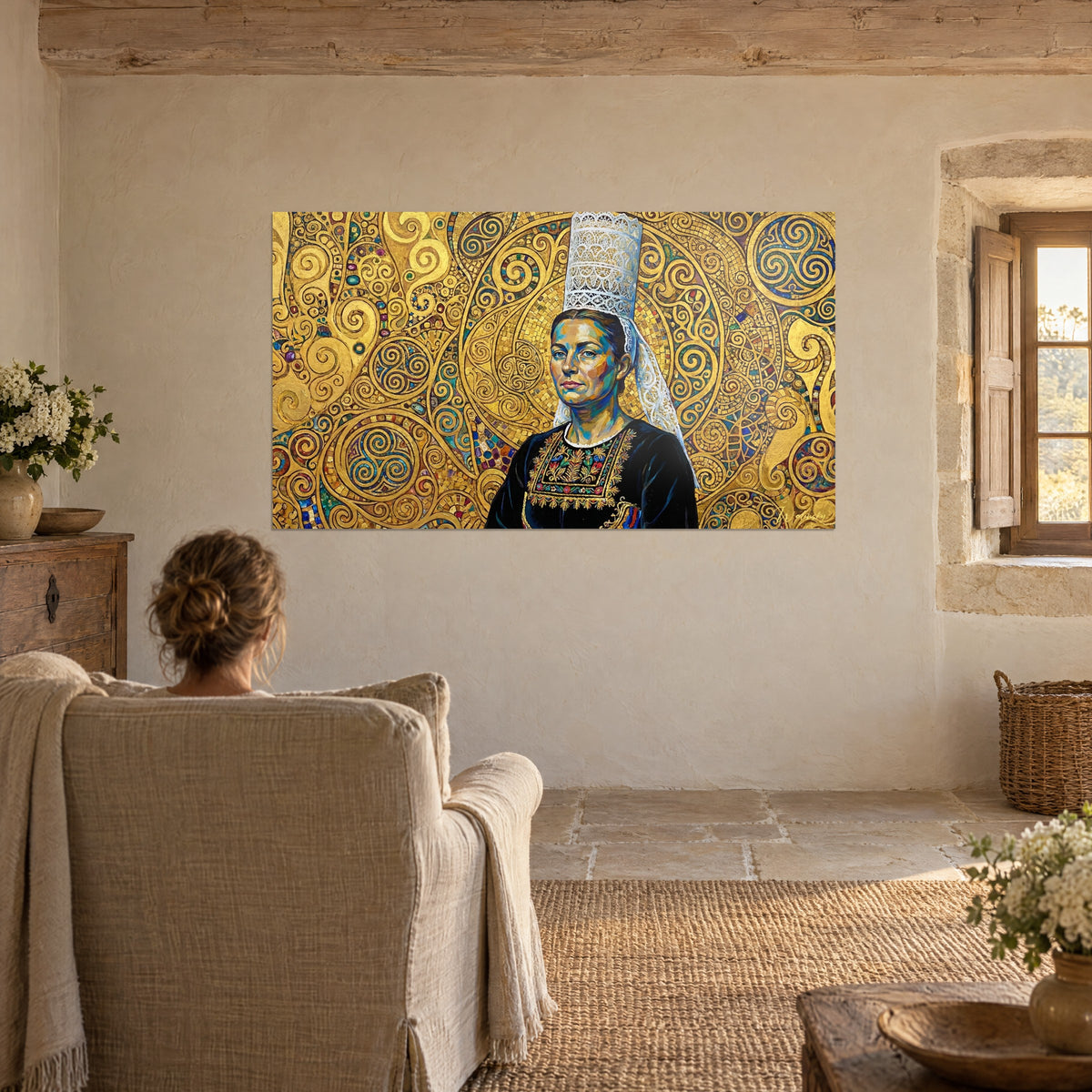 Schilderij Bretonse silhouet met kanten muts, gouden en kobaltblauwe keltische motieven, van achteren gezien zittend in een beige fauteuil