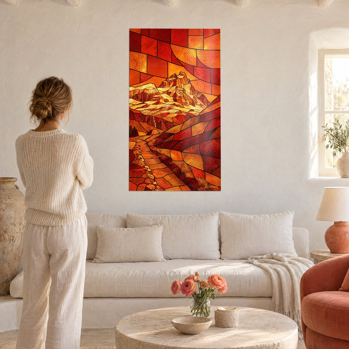 Tableau sommet du Cervin en vitrail orange et rouge, sentier de pierre, femme de dos au-dessus d'un canapé dans un salon lumineux