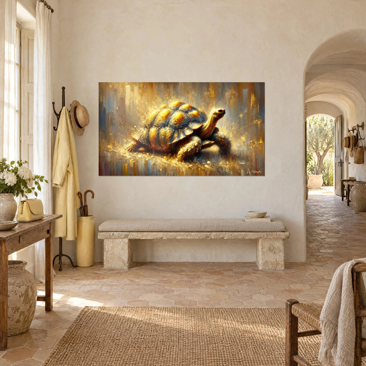 Tableau reptile à carapace jaune soleil sur fond gris bleuté strié de dorures, cou tendu, dans un couloir voûté du mas