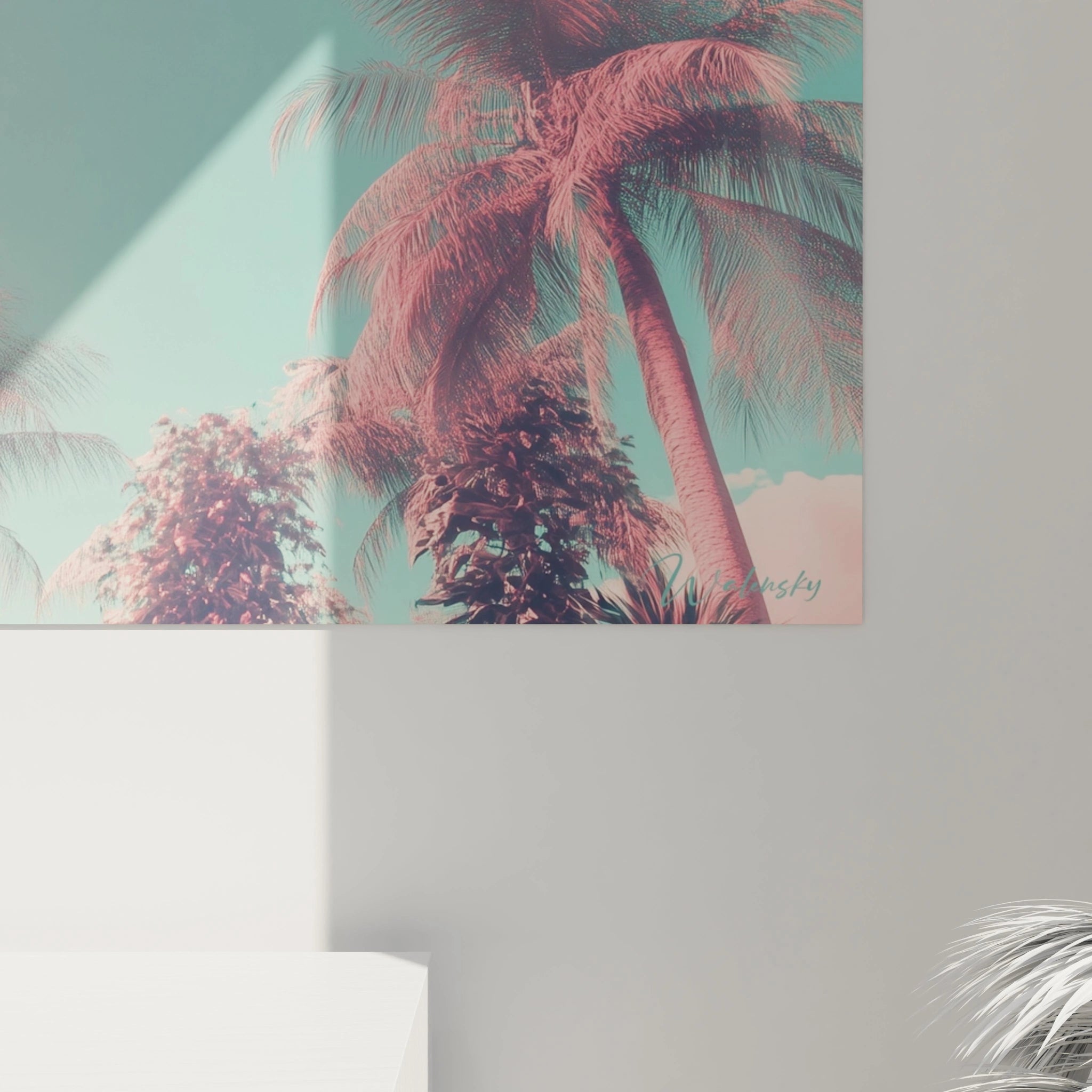 Un tableau exotique représentant une rangée de palmiers vus d'en bas, transformés par un traitement chromatique intense mêlant rose corail et turquoise céruléen, avec un jeu de textures subtil entre les troncs lisses et les palmes finement détaillées.
