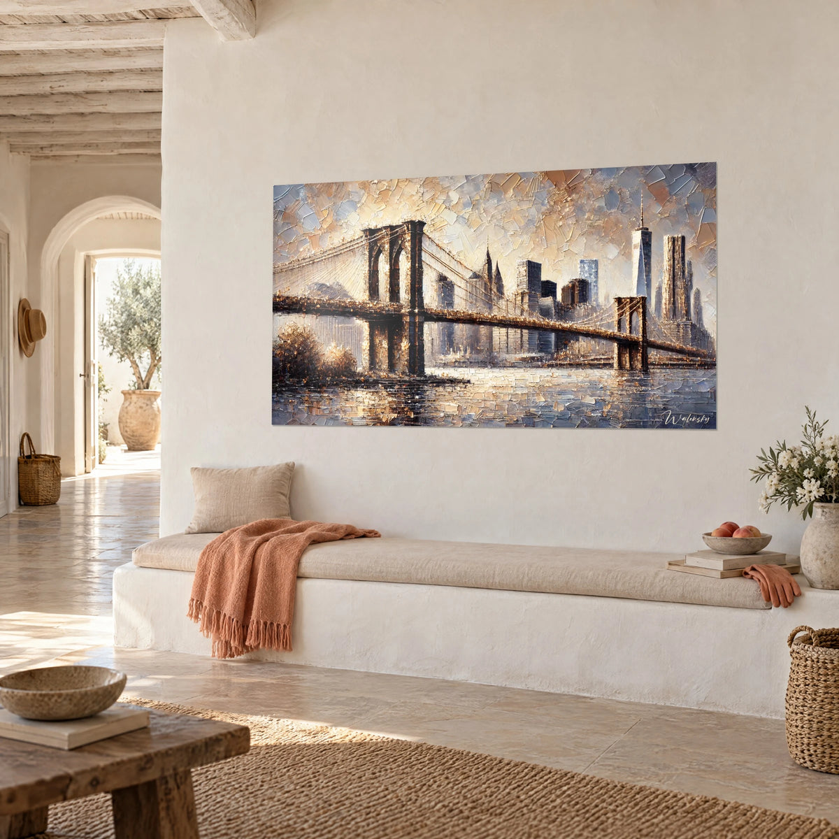 Quadro skyline di Manhattan dietro archi di pietra bruna, tocchi dorati e grigio perla, parete bianca, panca rosa ocra