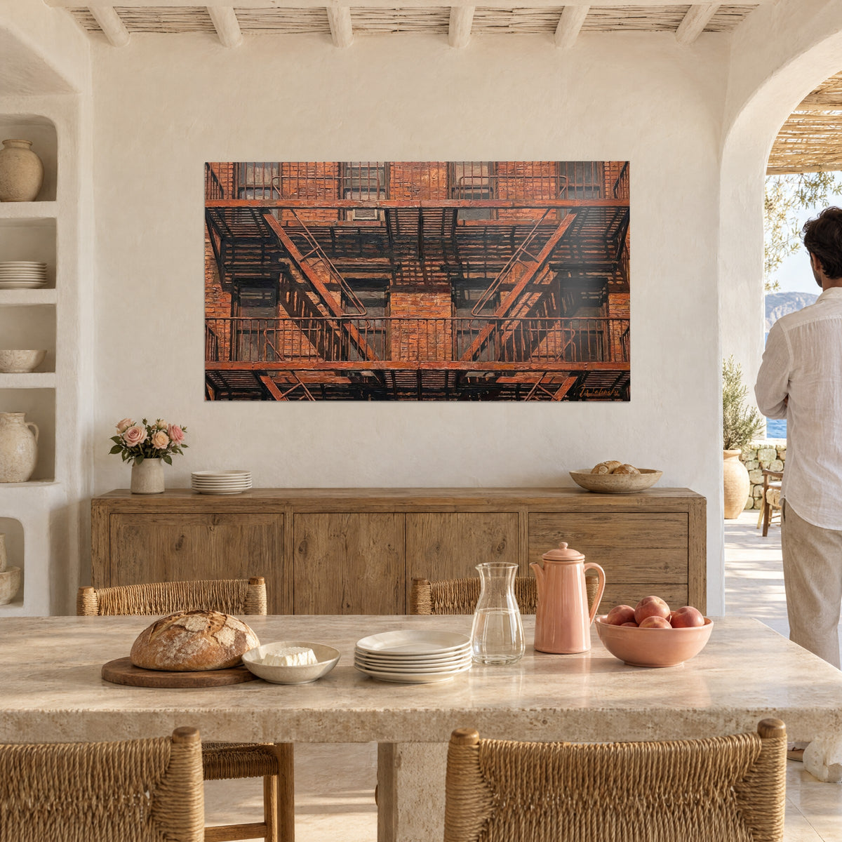 Quadro scale antincendio ramate su mattoni bruni, su un muro bianco, tavolo da pranzo in legno chiaro