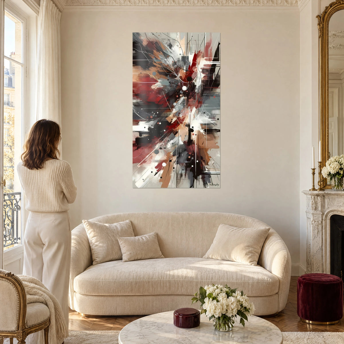 Schilderij met spetters karmijnrood en gitzwart op parelgrijze achtergrond, een vrouw van achteren, boven een bank in een lichte woonkamer