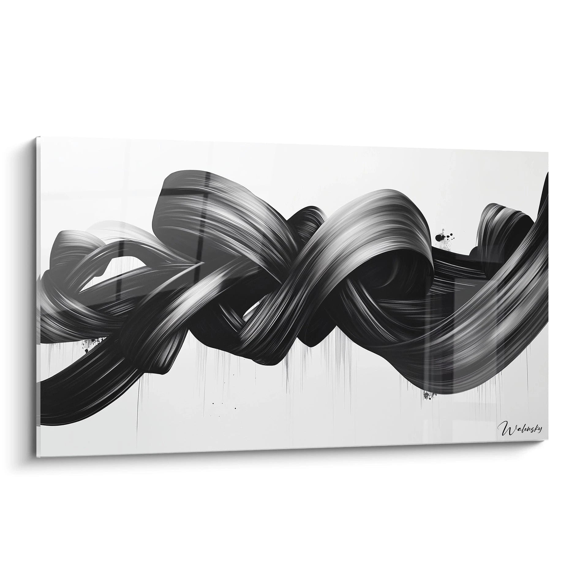 Un tableau rayures noir et blanc présentant un mouvement fluide et ondulant au centre de la composition, avec des bandes épaisses qui s'entrelacent dans un motif dynamique. Contraste intense entre les formes noires et le fond blanc, texture visible des coups de pinceau créant une impression de vitesse.
