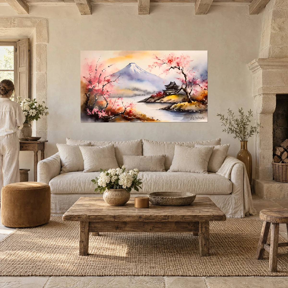 Tableau mont Fuji voilé de brume lilas, cerisiers roses et pagode sombre, au-dessus d'un canapé dans un salon lumineux
