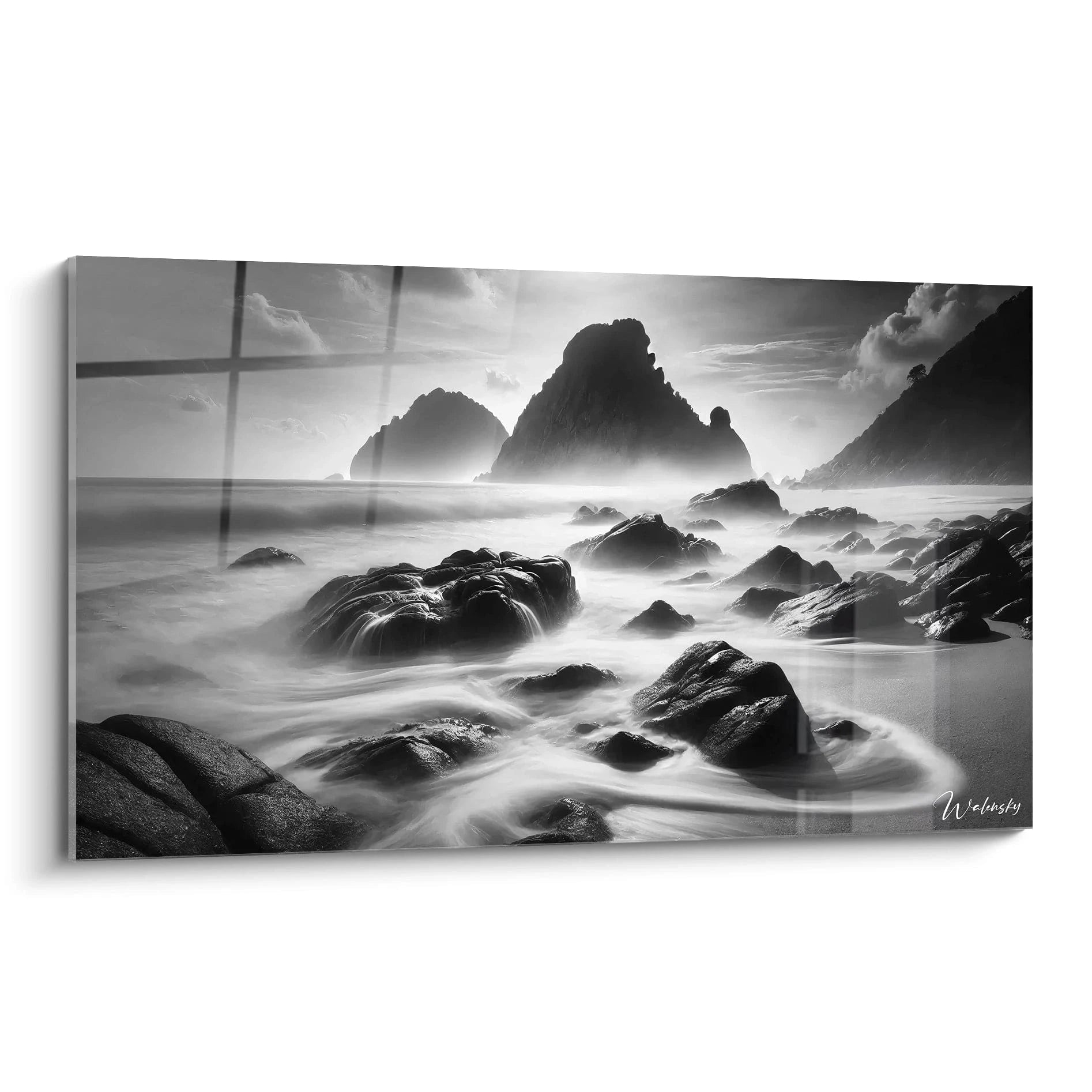 Tableau vu de biais : nuances de noir et blanc se mêlent dans une scène marine sereine. Les rochers et vagues capturent le calme et le chaos de l'océan. Texture réaliste et contraste saisissant.

