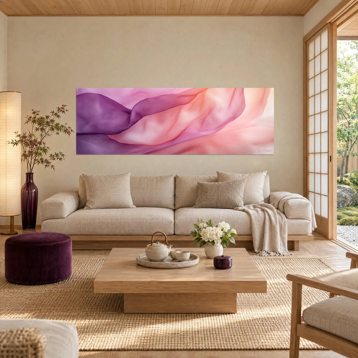 Quadro di velo di seta viola e rosa corallo in pieghe fluide, panoramico, sopra un divano in un soggiorno luminoso