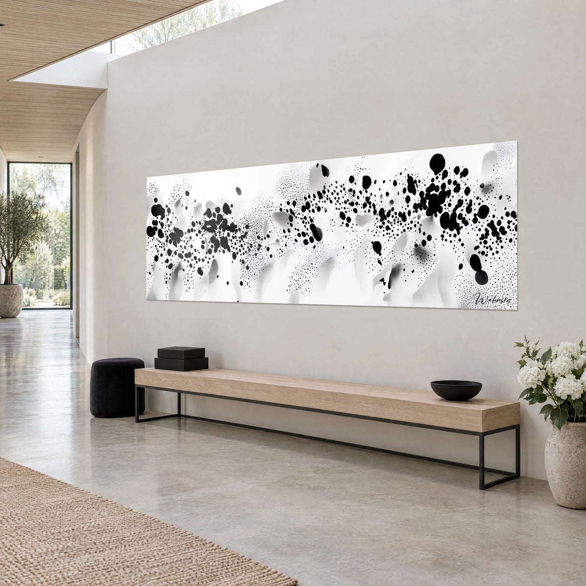 Schilderij met een wolk van zwarte stippen en lichtgrijze halo's op wit, panoramisch formaat, lichtgrijze muur boven een houten bank