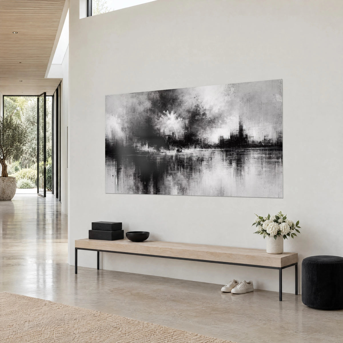 Cuadro ciudad sumergida en humo, negro profundo y blanco tiza, coladas verticales, sobre una pared clara de una casa de arquitecto