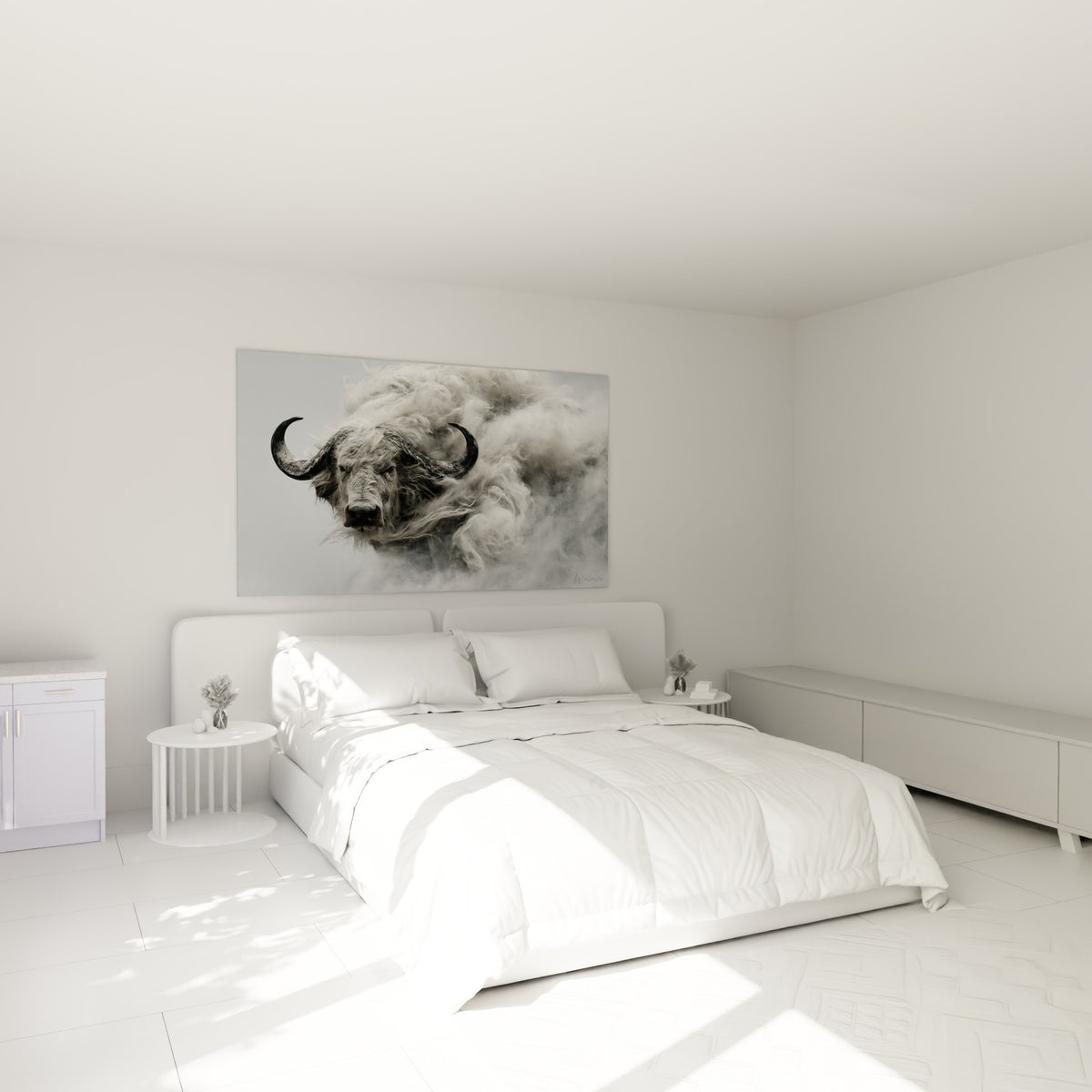 Cornes recourbées et pelage anthracite du buffle disparaissant dans la brume au-dessus d'un lit dans une chambre claire