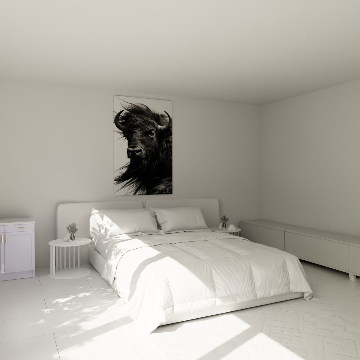 Portrait de buffle anthracite et blanc au-dessus d'un lit dans une chambre claire, crinière en mouvement