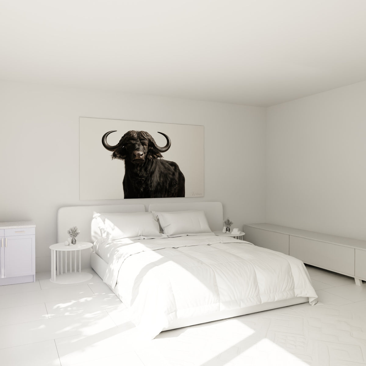 Cornes recourbées et pelage anthracite du buffle, accroché au-dessus d'un lit dans une chambre claire