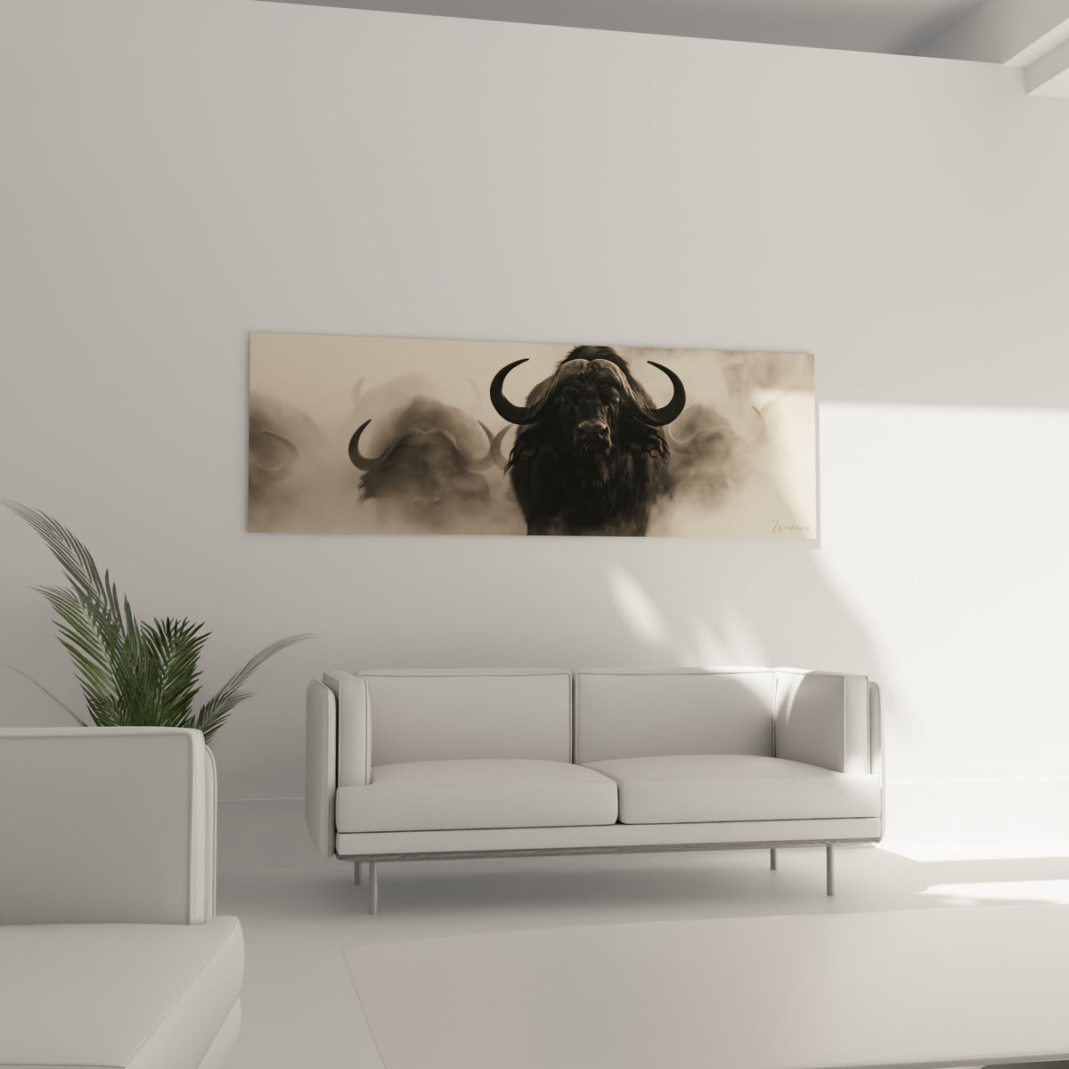 Silhouette sombre du buffle beige et noir installée au-dessus d'un canapé dans un salon lumineux