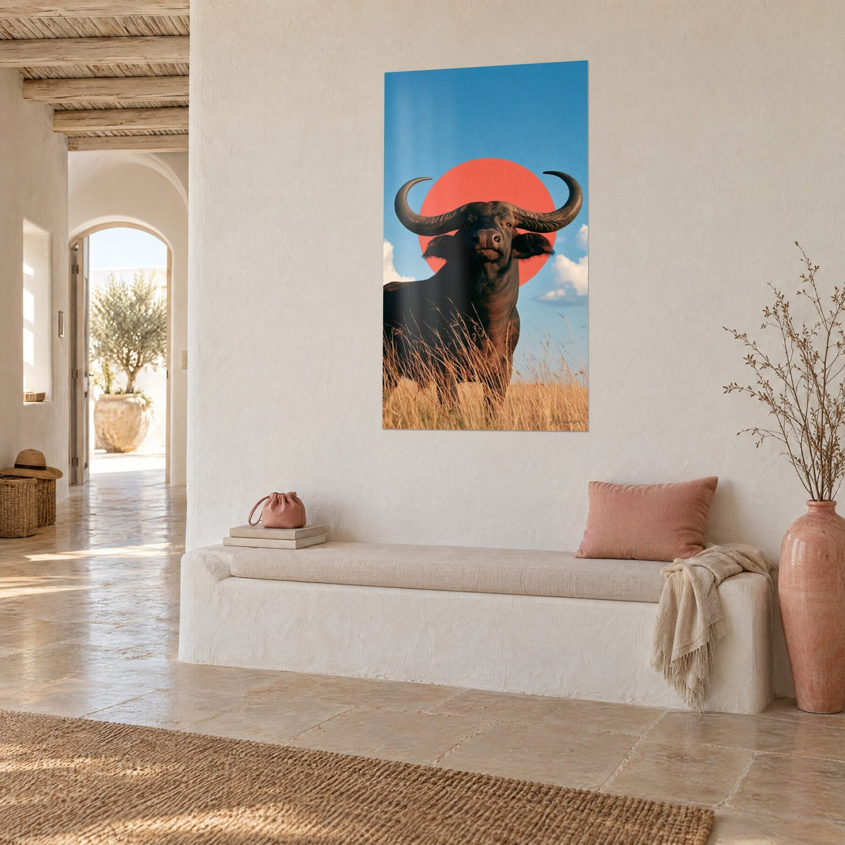 Quadro Toro selvaggio scuro di fronte a un sole rosso corallo, erba dorata e nuvole bianche, in un corridoio in pietra a volta