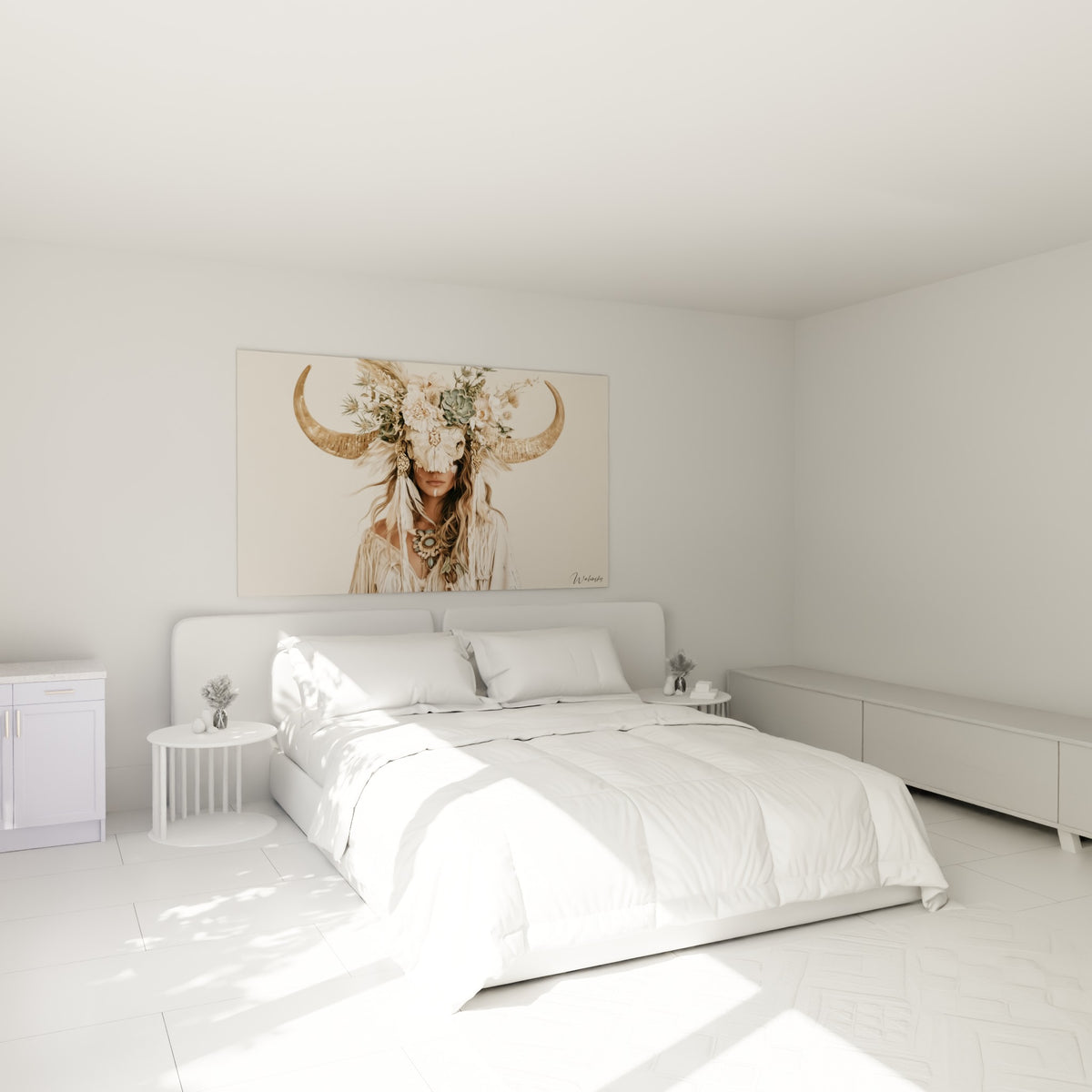 Silhouette voilée par un crâne de buffle fleuri, tons beige et sauge, au-dessus d'un lit dans une chambre claire