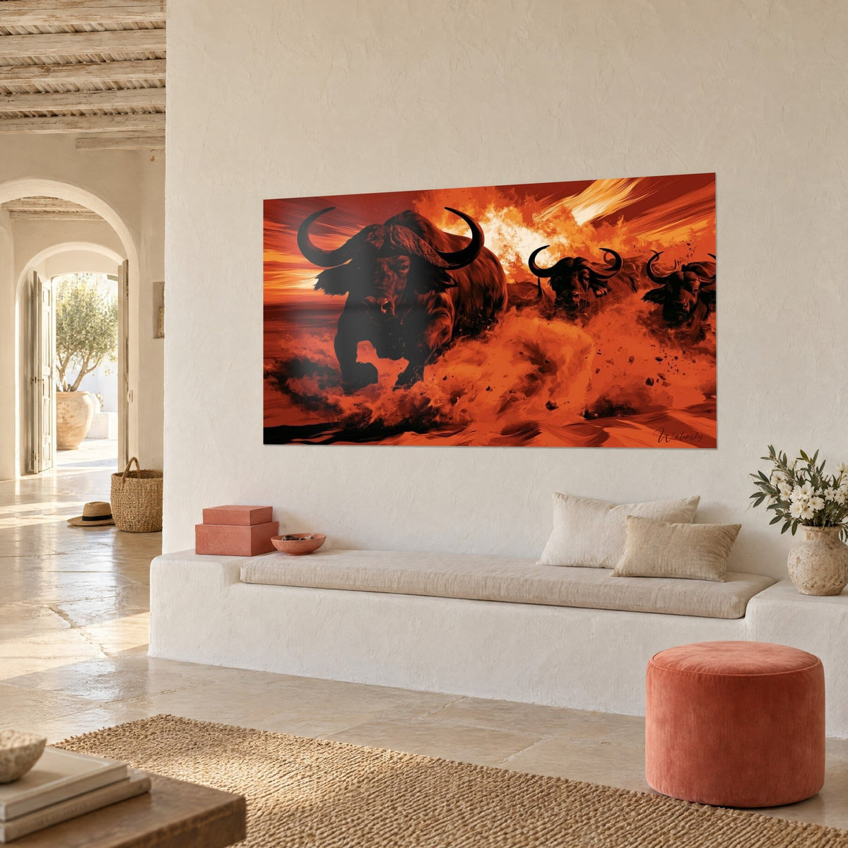 Tableau buffle du Cap aux cornes recourbées, nuage de poussière orange et ciel incandescent, mur blanc d'une maison méditerranéenne