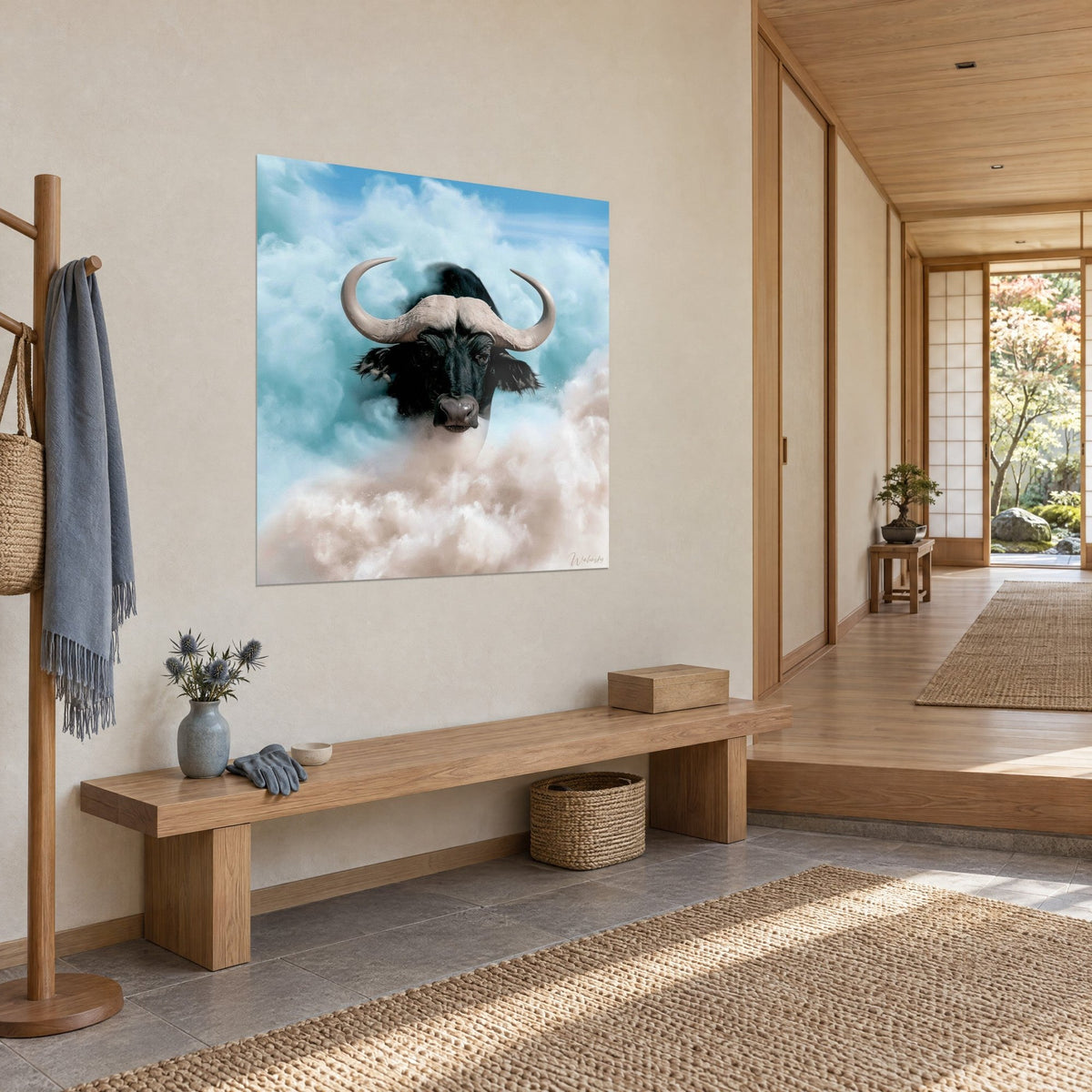 Tableau tête massive de bovidé africain surgissant des volutes turquoise et sable, cornes recourbées, mur crème, banc en bois et couloir