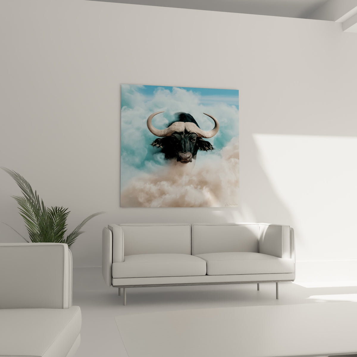 Tête massive du buffle anthracite entourée de brume ocre au-dessus d'un canapé dans un salon lumineux