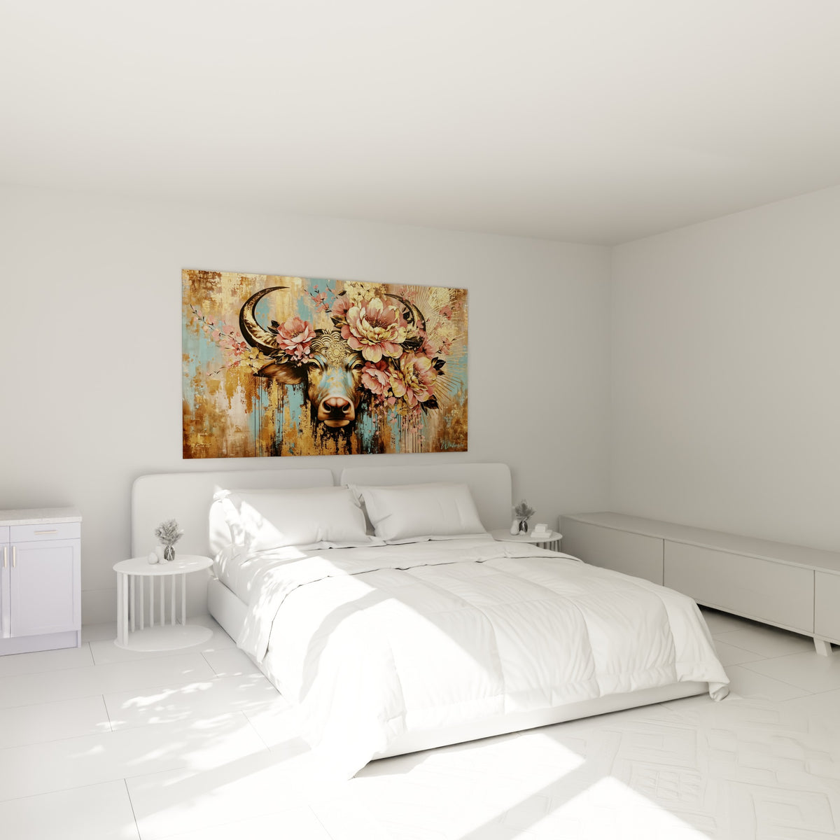 Cornes ornées de fleurs dorées et roses du buffle, accroché au-dessus d'un lit dans une chambre claire
