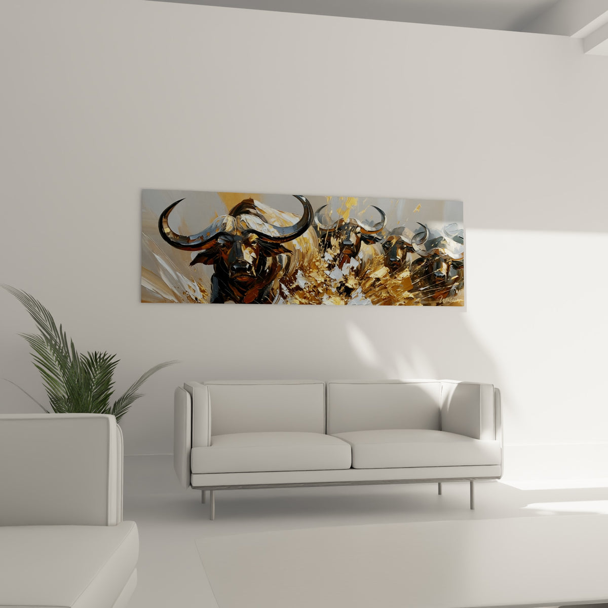Cornes de buffle gris métallique et éclats ocre dominent la toile, au-dessus d'un canapé dans un salon lumineux.