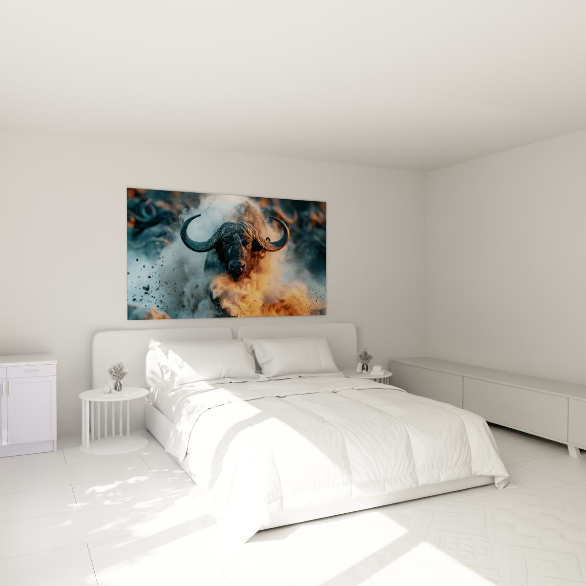 Cornes imposantes et regard rougi du buffle surgissant de la poussière, au-dessus d'un lit dans une chambre claire