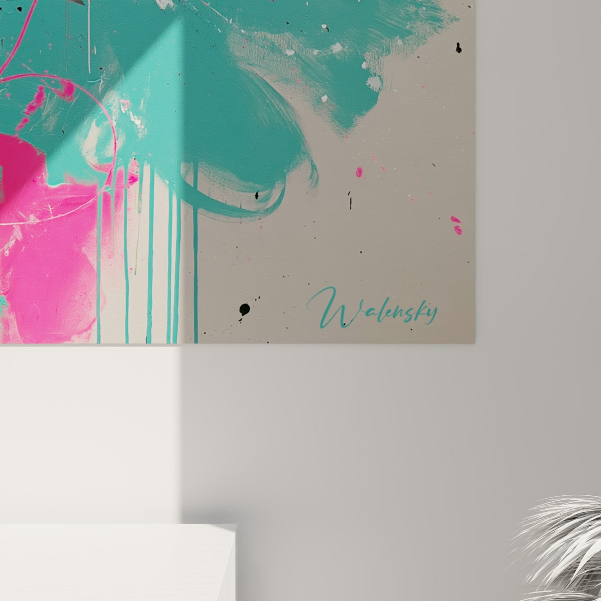 Empâtements noirs et blancs mêlés aux coulures fuchsia et turquoise sur le pelage granuleux du buffle peint