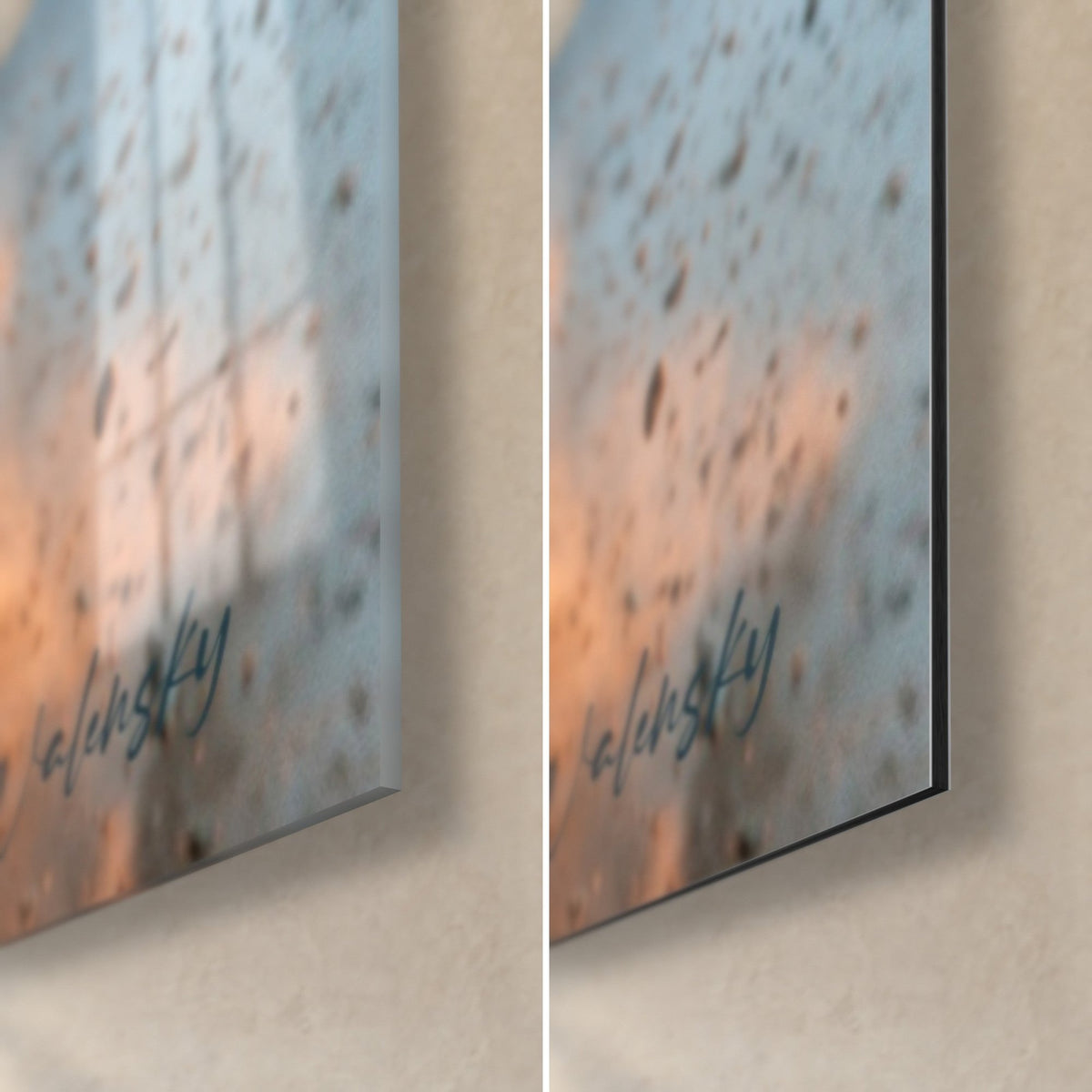 Quadro bufalo nero in carica, angolo in basso a destra: vetro lucido con riflessi azzurro ghiacciaio, Dibond opaco ocra, bordo di 3 mm