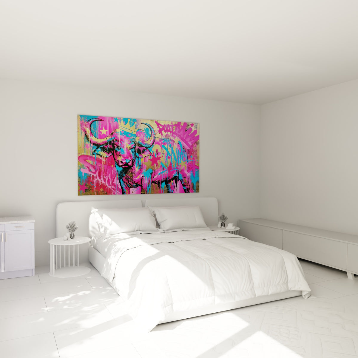 Bête royale en rose et doré aux coulures turquoise, accrochée au-dessus d'un lit dans une chambre claire
