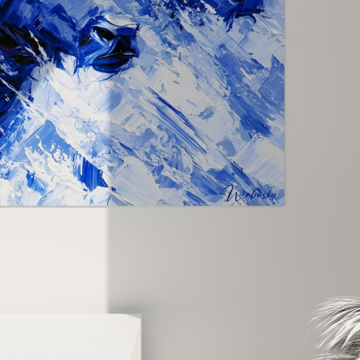 Empâtements épais bleu marine et blanc, coulures et grain de peinture visibles sur la toile du buffle