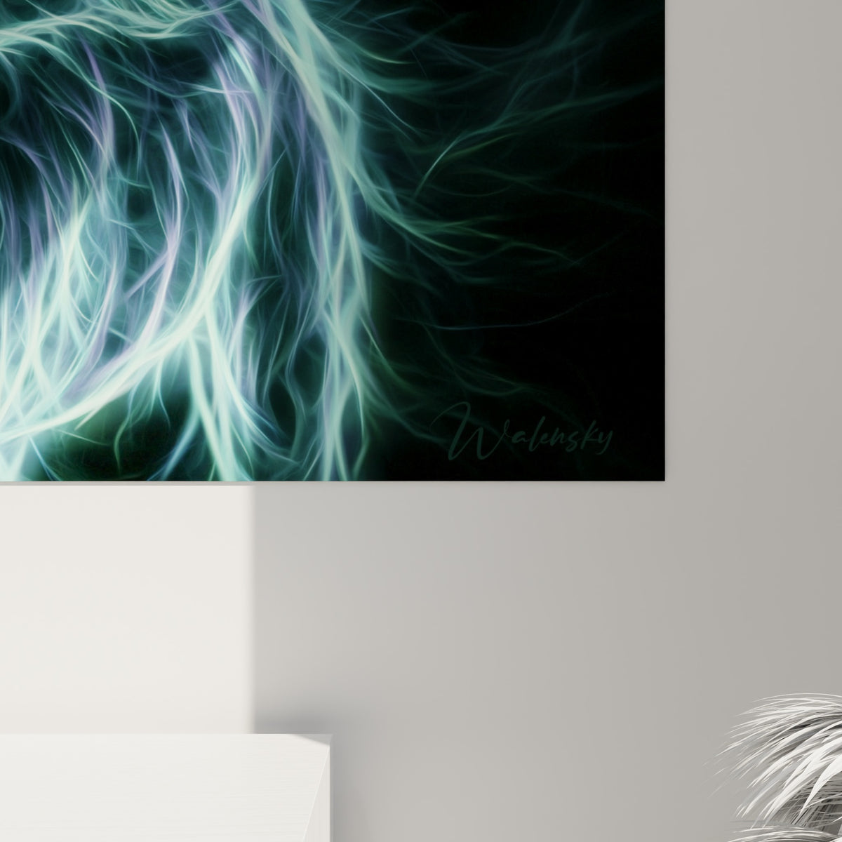 Détail des filaments turquoise et dorés tressés formant le pelage électrique du buffle contre le noir