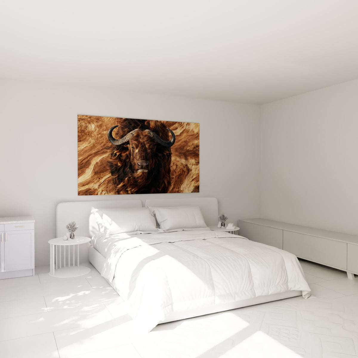 Cornes recourbées anthracite et pelage acajou du buffle, au-dessus d'un lit dans une chambre claire