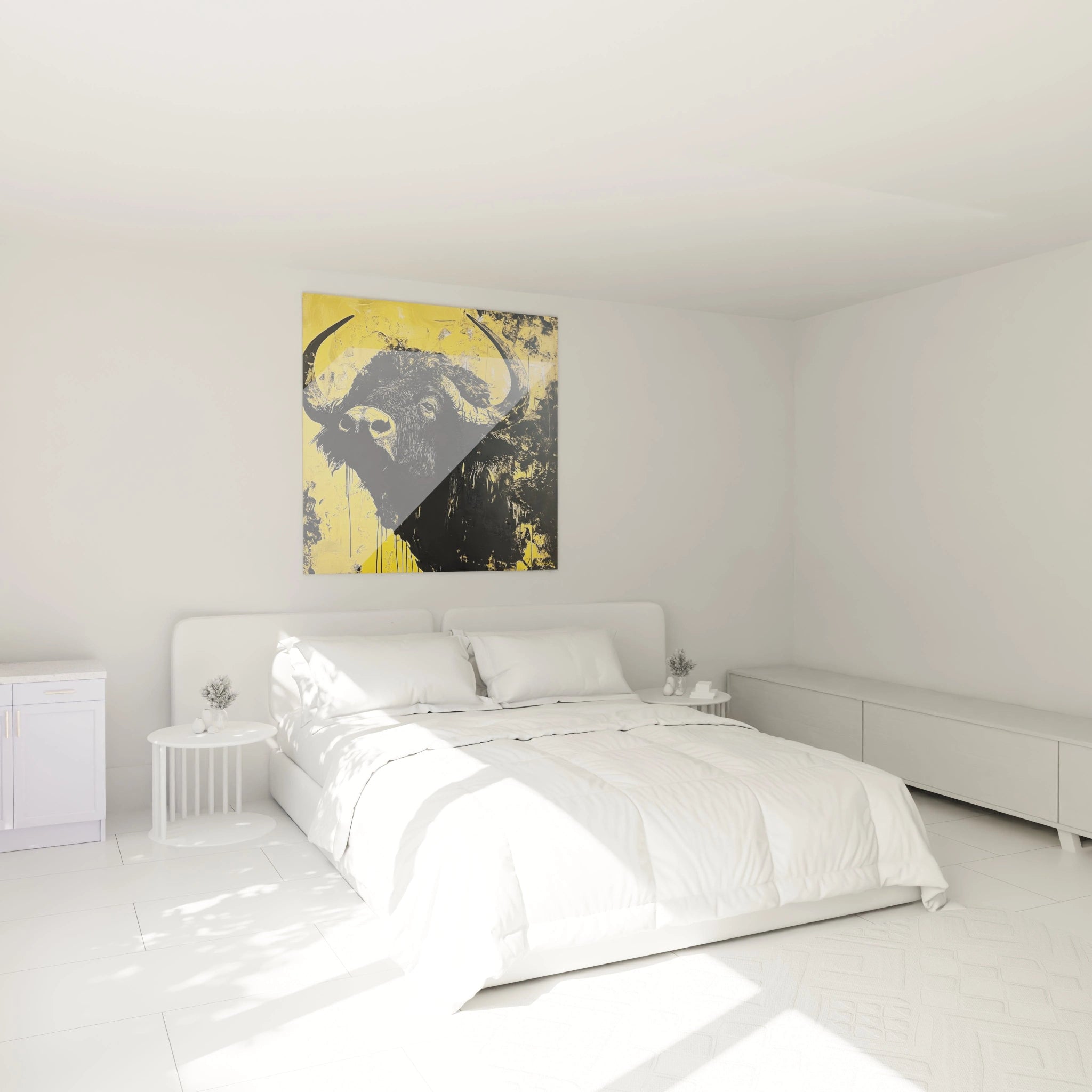 Tableau buffle Walensky au design moderne avec fond jaune accroché au-dessus d'un lit dans une chambre minimaliste blanche