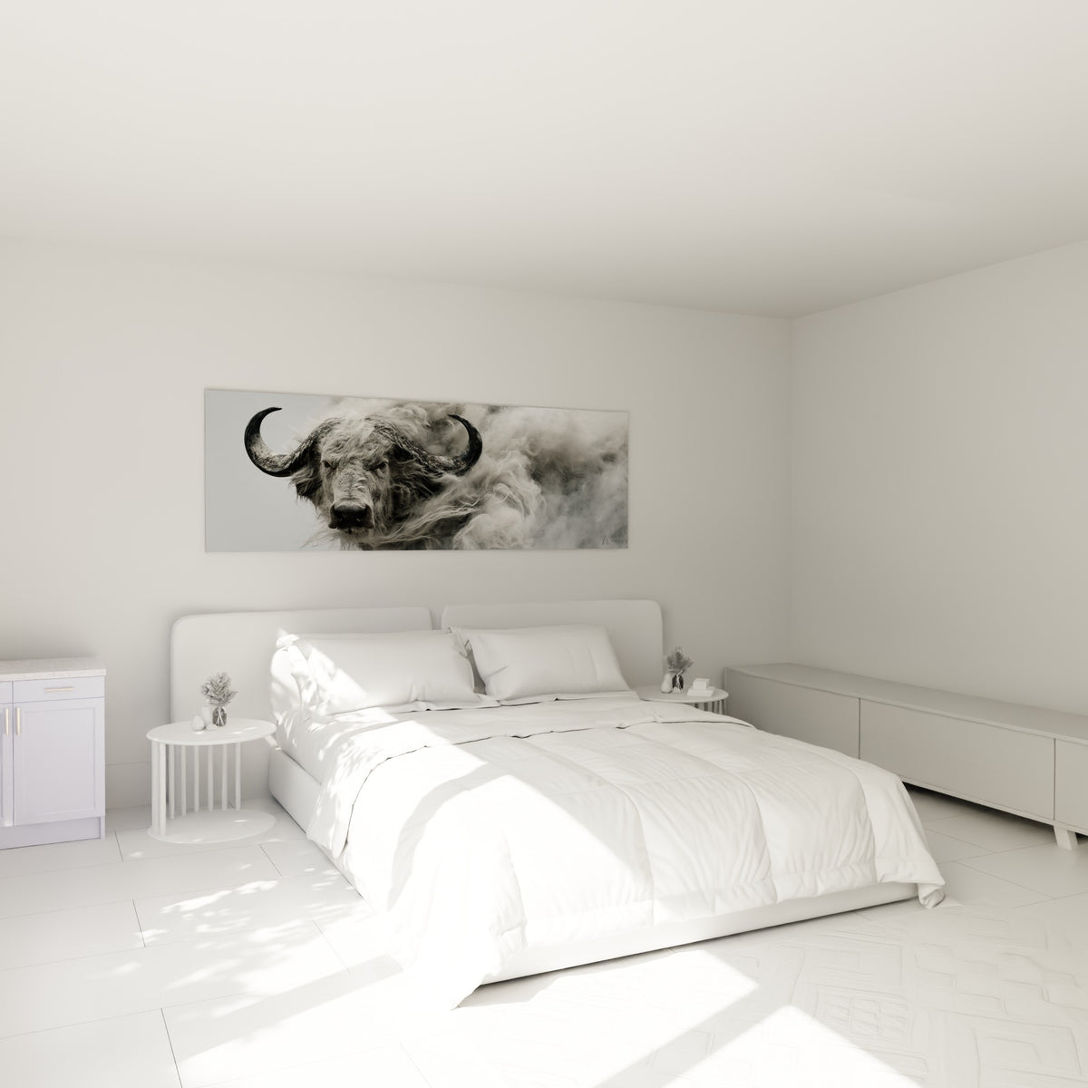 Tête de buffle gris fumée et noir intense accrochée au-dessus d'un lit dans une chambre claire