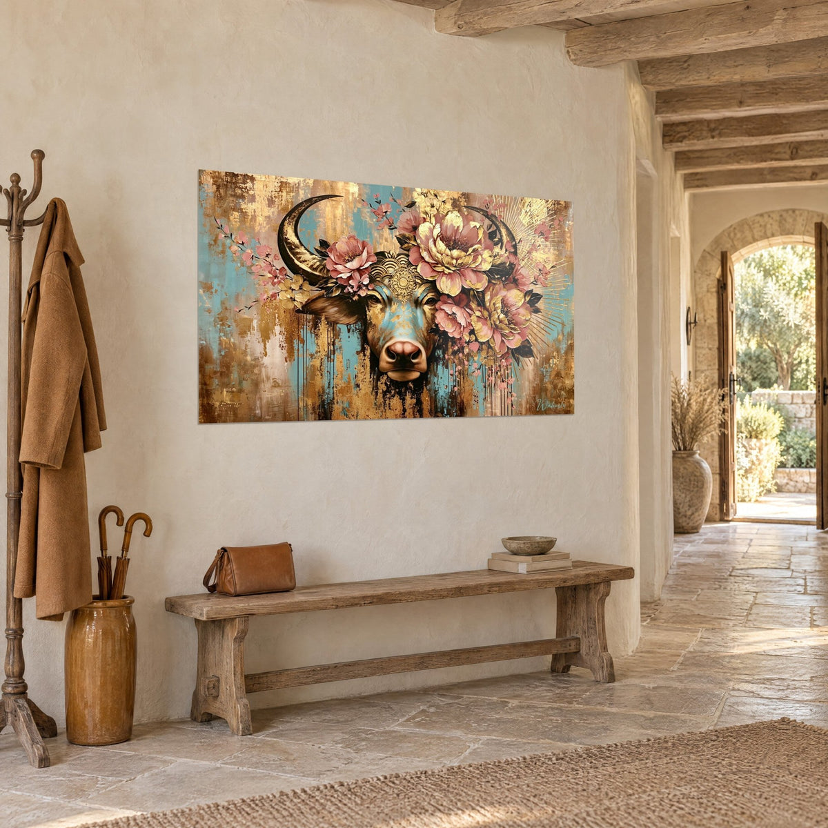 Tableau tête de taureau fleurie, naseau rosé, coulures dorées sur fond turquoise, dans un couloir de pierre voûté