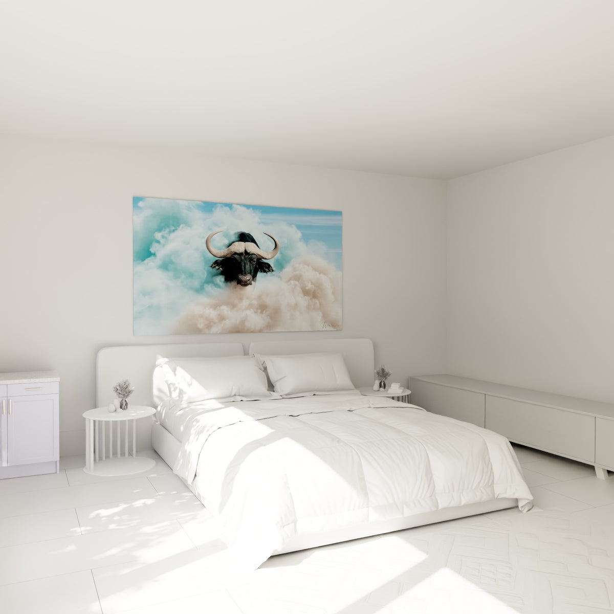 Cornes massives et pelage noir du buffle traversant la brume, au-dessus d'un lit dans une chambre claire