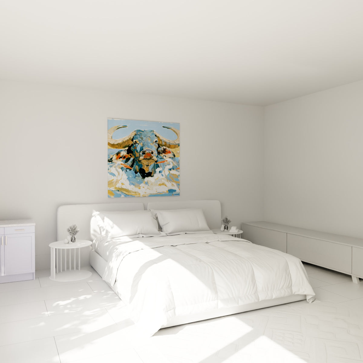 Aigrettes blanches et buffle ocre accrochés au-dessus d'un lit dans une chambre claire