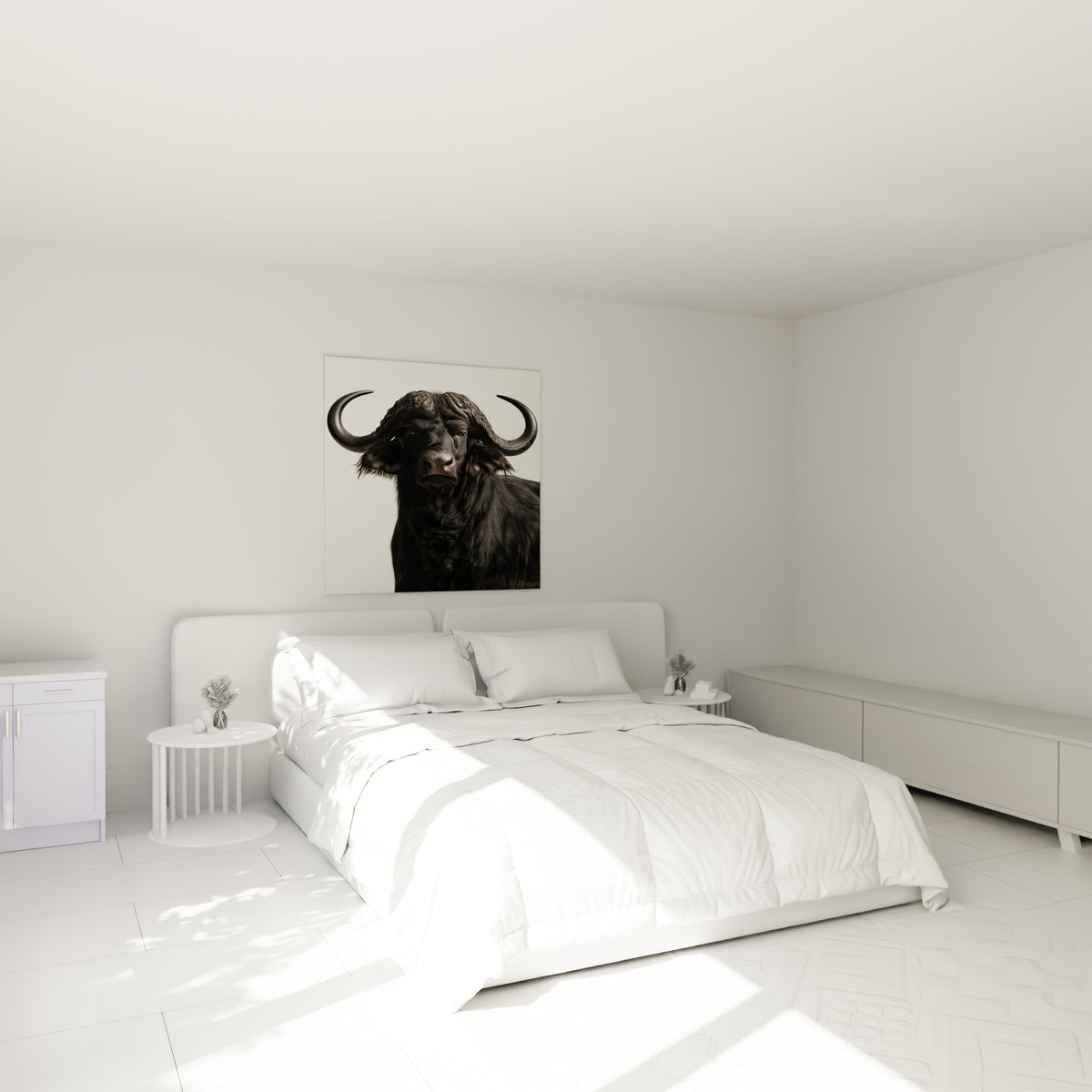 Cornes grises et pelage noir intense du buffle, œuvre placée au-dessus d'un lit dans une chambre claire