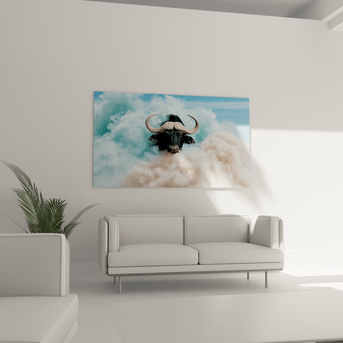 Regard fixe du buffle jaillissant des volutes bleu ciel et beige, au-dessus d'un canapé dans un salon lumineux