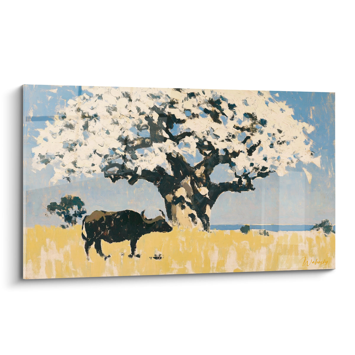 Buffle noir immobile sous un arbre aux fleurs blanches, ciel bleu pastel et sol ocre doré