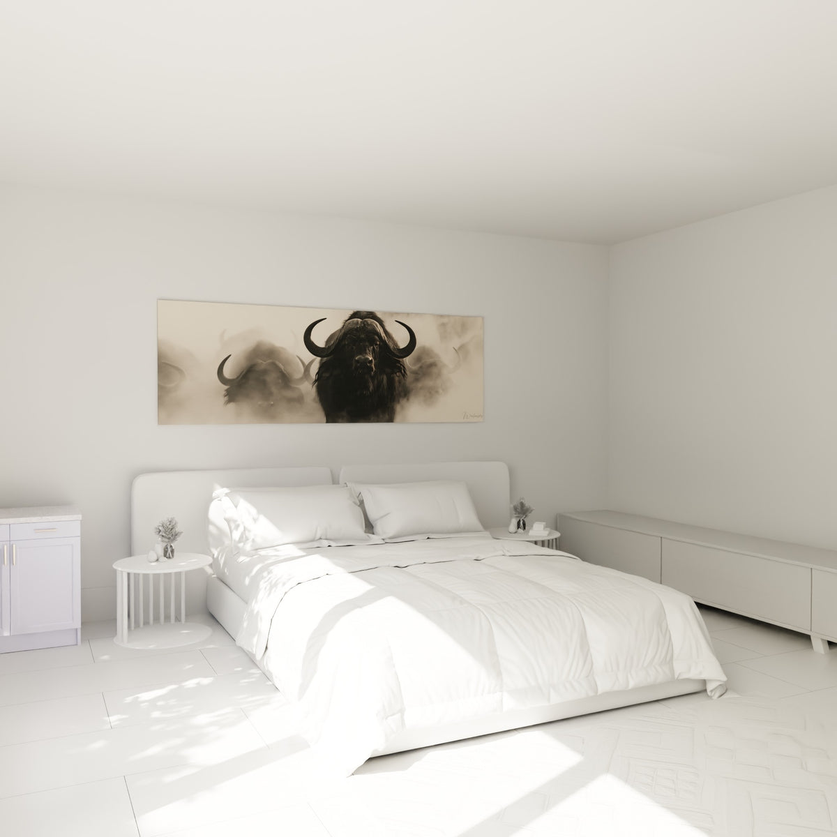 Cornes imposantes et pelage noir du buffle brumeux accrochés au-dessus d'un lit dans une chambre claire
