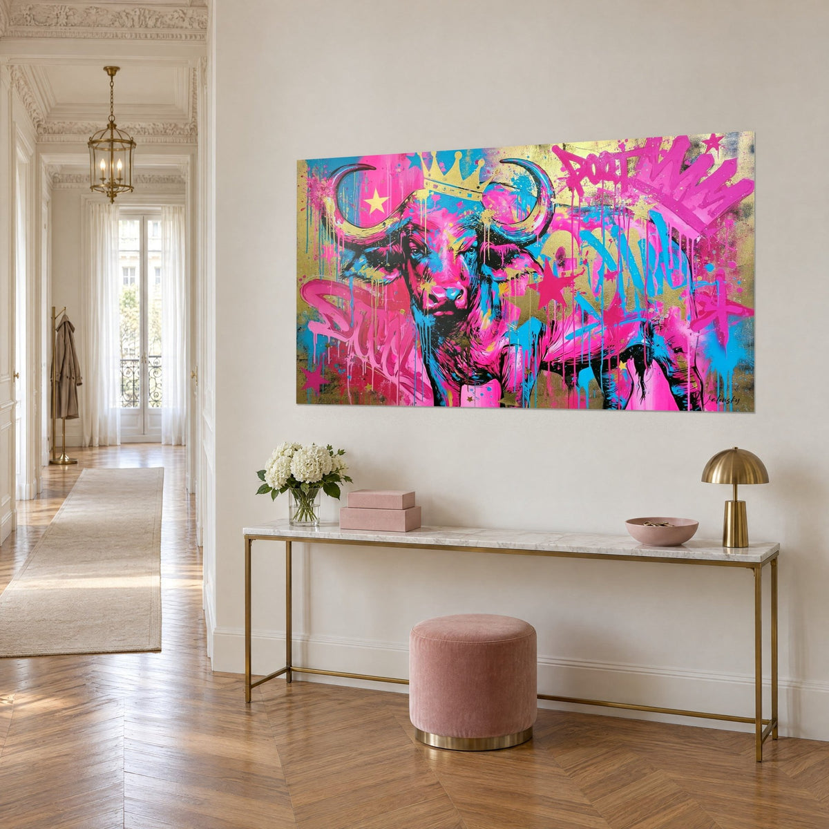 Tableau taureau sauvage coiffé d'une couronne d'or, éclaboussures roses et bleues, sur un buffet doré près d'une console haussmannienne