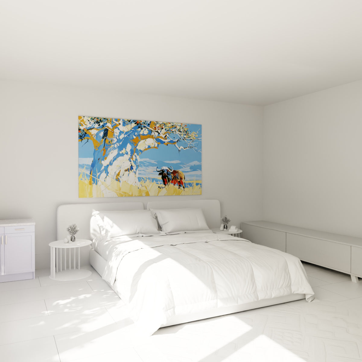 Baobab bleu et doré abritant un buffle terracotta, au-dessus d'un lit dans une chambre claire