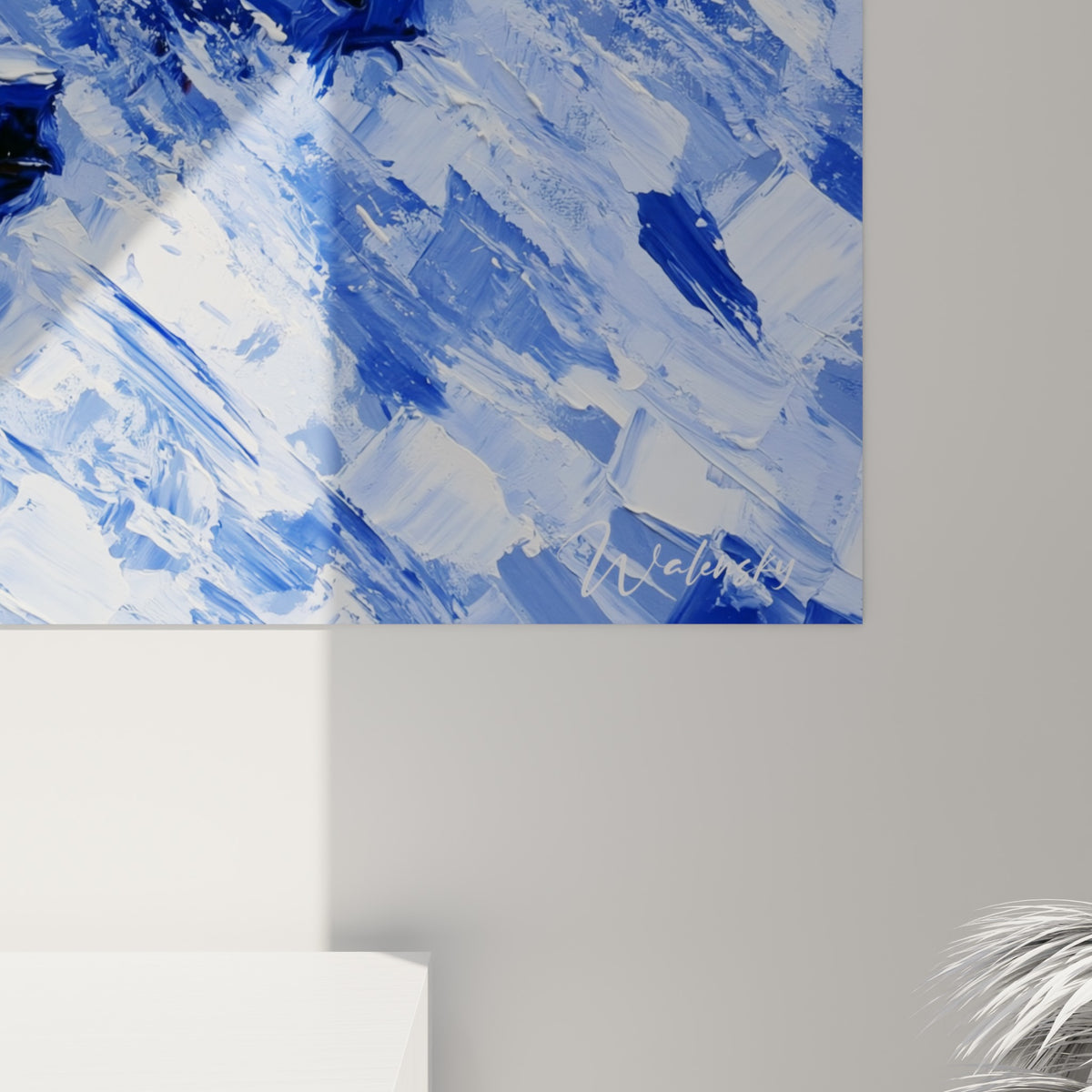 Empâtements épais de bleu marine et blanc formant les cornes d'un buffle, matière brute et texturée visible de près