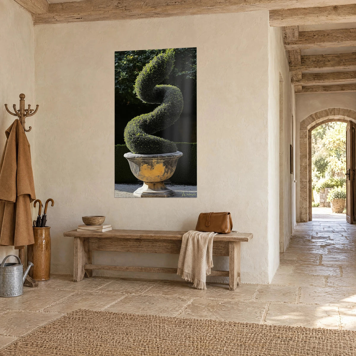 Πίνακας με βαθύ πράσινο στριφτό topiary και κιτρινοπράσινες μύτες, πατινέ λεκάνη, μπεζ σοβαδισμένος τοίχος πέτρινης εισόδου
